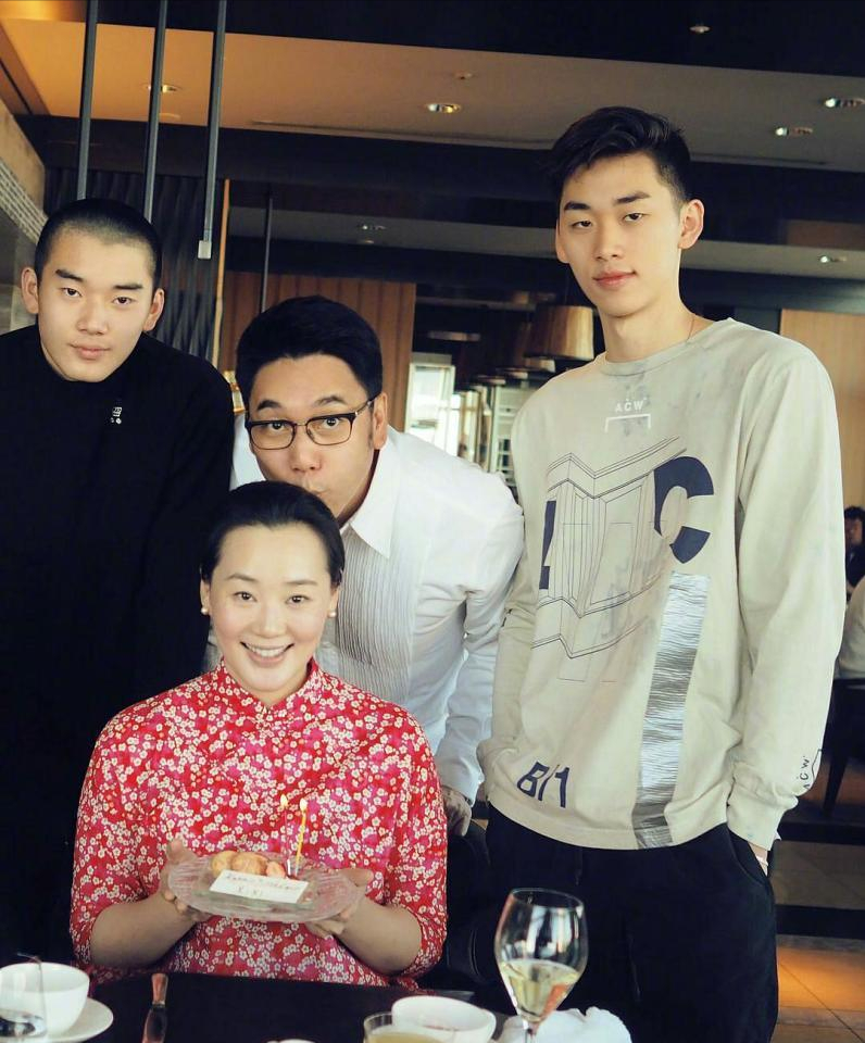 林依轮|林依轮为83岁母亲庆生！亲哥与他似复制粘贴，妈妈戴大金链精神好