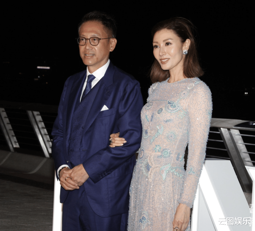 何超琼|何超琼低调参加聚会，与李嘉欣夫妇同场不同框，一身黑衣尽显优雅