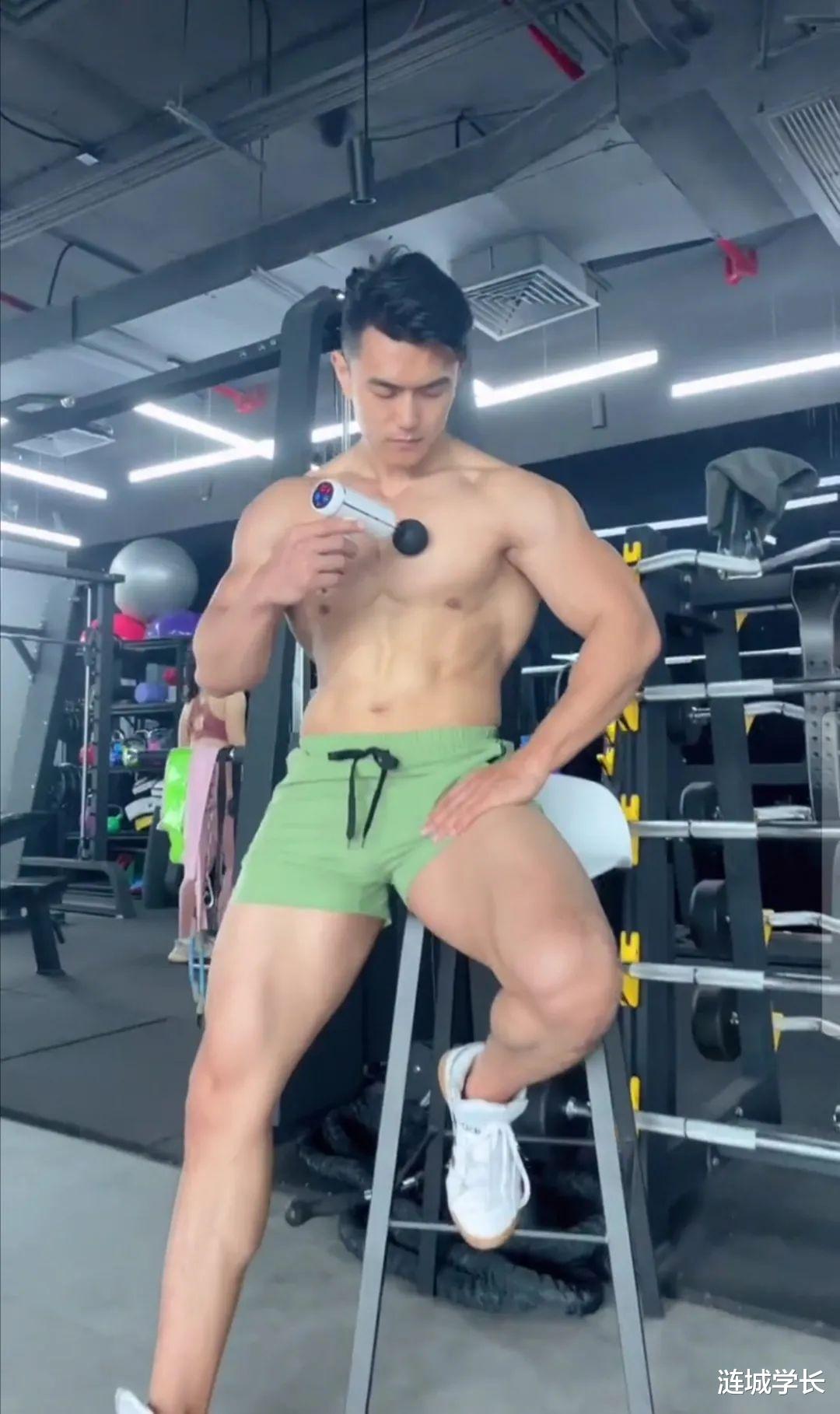 型男|这位戴墨镜的小车司机被扒到了，身材太劲爆了