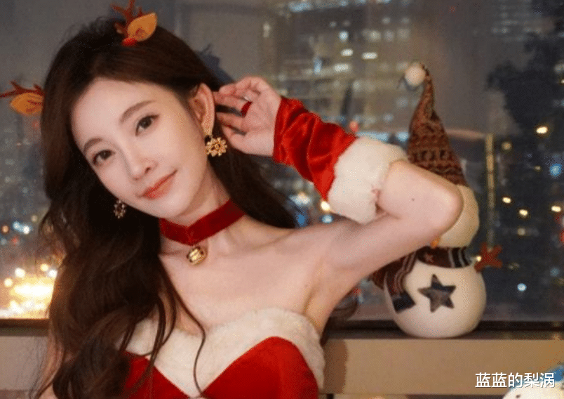 冯提莫|节日的仪式感，冯提莫变装视频超百万人观看，身材是亮点火辣性感