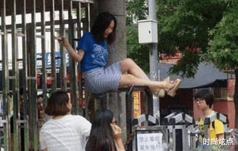 时尚炫点|妹子你可慢着点,穿个裙子就不要瞎翻,走光了就不好了