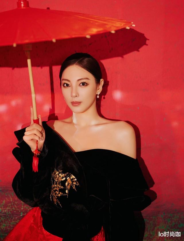 张雨绮|张雨绮总算摆脱“膀大腰圆”，穿露肩装棱角分明，身材惹火太吸睛