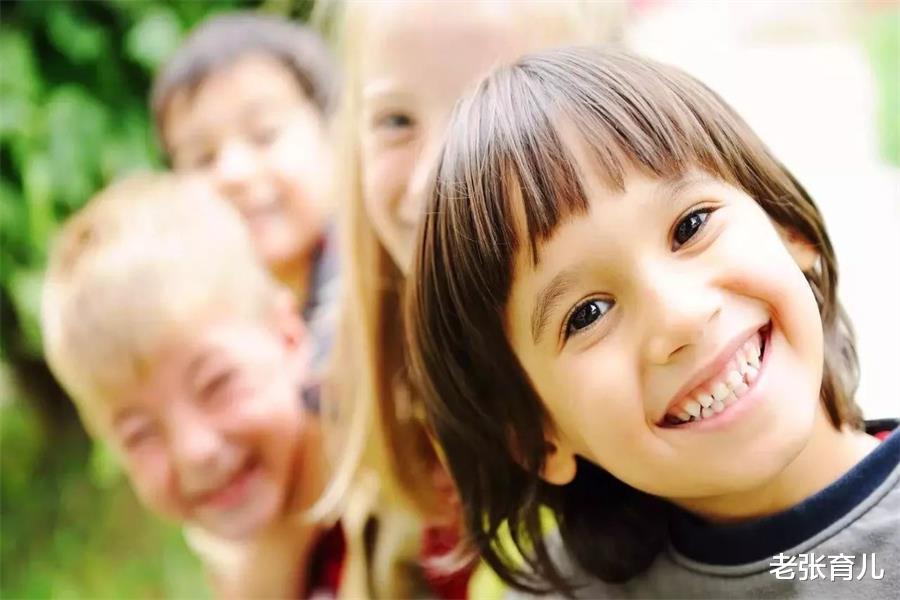 老张育儿|不想让儿子成为“妈宝男”,妈妈在教育男孩时,这些方面要注意