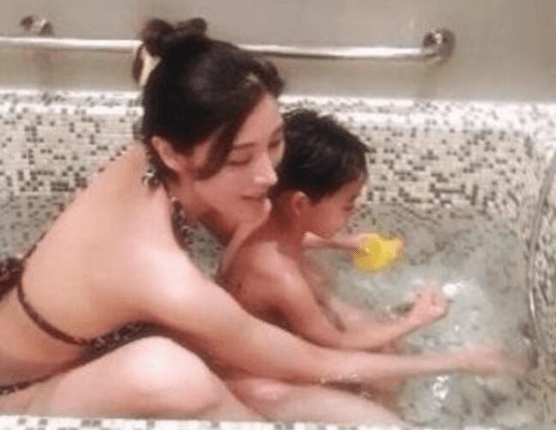 李嘉欣|李嘉欣当年跟8岁儿子一起洗澡，如今儿子怎样？或许“惨不忍睹”