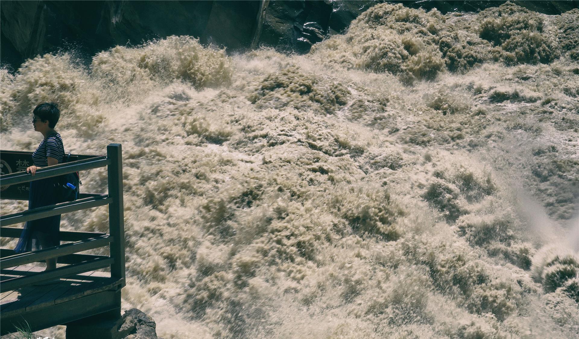 虎跳峡 虎跳峡终于重新开放了,它最凶险的时候到了,它狂暴起来势不可挡