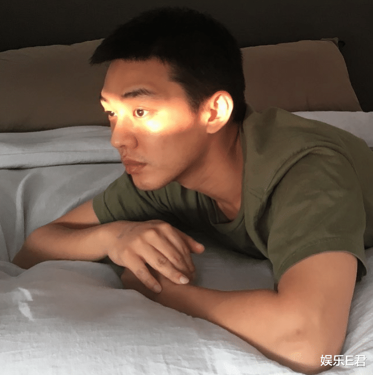 关晓彤|35岁刘亚仁与男友看画展，二人穿情侣装示人，完全不顾世俗眼光