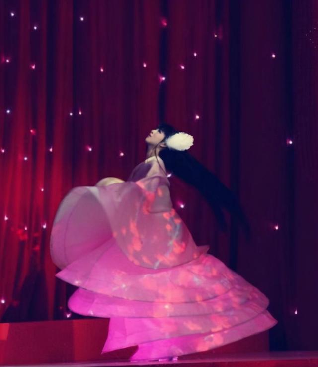 冯绍峰|杨丽萍的人生观，影响了两位爱徒，一位叛逆出走，一位1: 1照搬