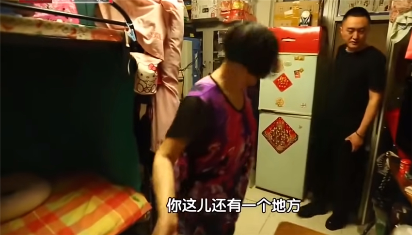 |单亲妈妈带儿女蜗居21㎡简易房，每晚睡邻居厨房？真相让人心酸