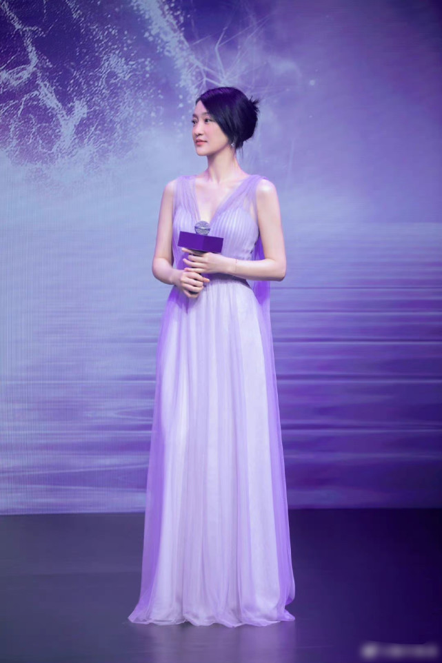 周迅|47岁周迅气质太出众！穿粉裙少女感爆棚，同框张艺兴更像豪门姐弟