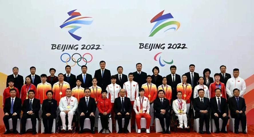 王曼昱|王曼昱登上黑龙江《新闻联播》，跟领导合照坐C位，冬奥火炬手