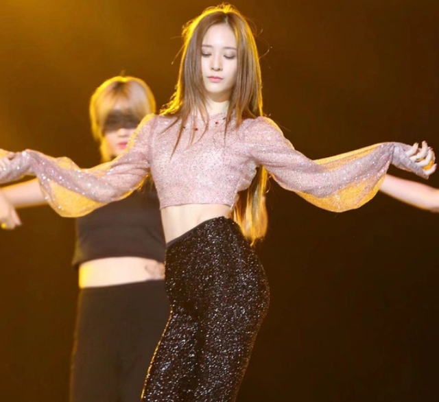 郑秀晶|15岁出道登顶,最后一次回归留在21岁,如今她华丽转身重新出发