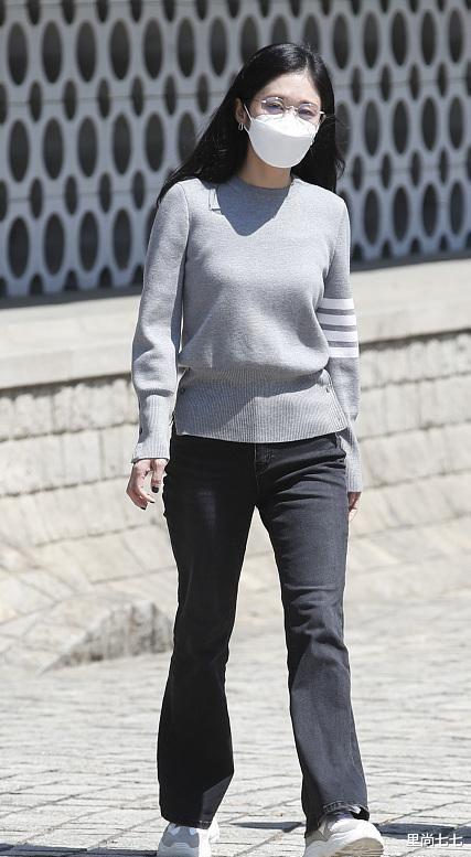 鸟叔|张娜拉上班被拍，留披肩发美甲却显叛逆，拎健身器材1尺6蛮腰抢镜