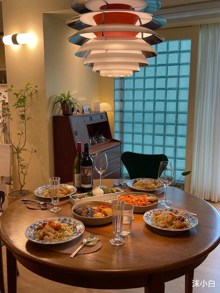 |晒她80小房子，主卧改成客厅，自己睡4㎡房间，开门就躺下！爱了