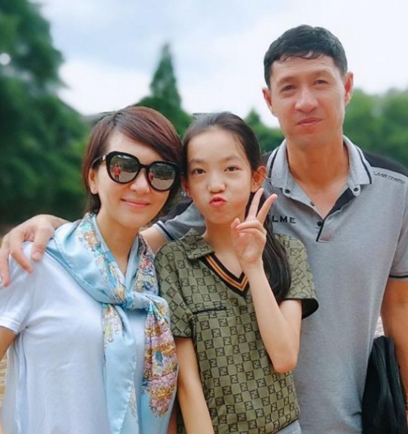 甘萍|2001年，国足黎兵与空姐发妻离婚，净身出户，转身迎娶了歌手甘萍