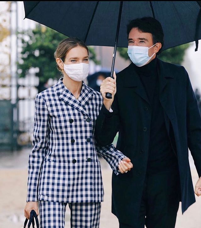 全球时尚风行|LV太子妃和老公恩爱游意大利!印花少女风穿搭真嫩,儿子比她都高