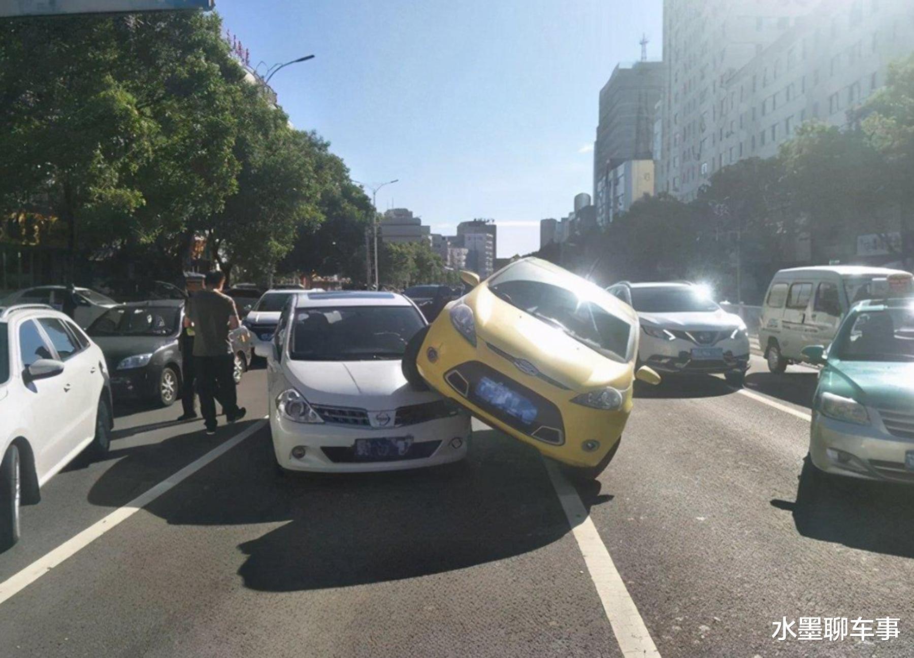 交通法规|前车出现故障不动时，后车压线变道会扣分吗？交警：再说最后一遍