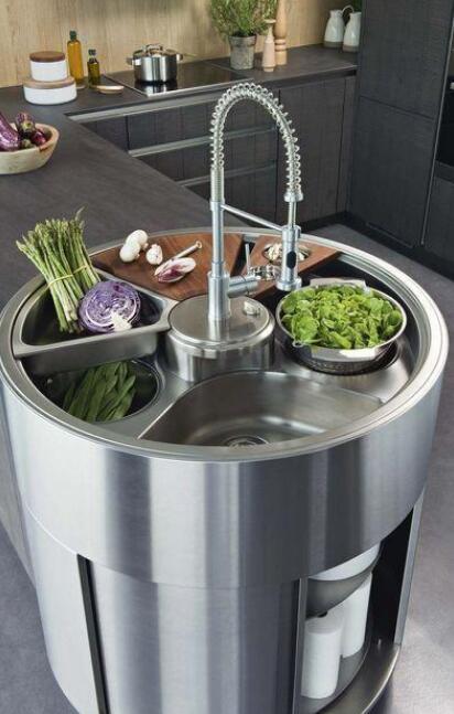 |1.8米的水槽见过没?这设计奇葩不?网友:可以直接在里面泡澡