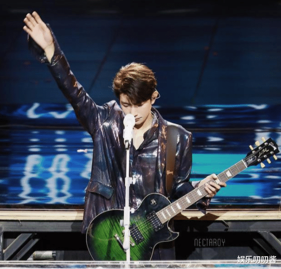 王源|TFBOYS王源太拼命！拍戏现场累得睡着，暴瘦到躺沙发都没痕迹