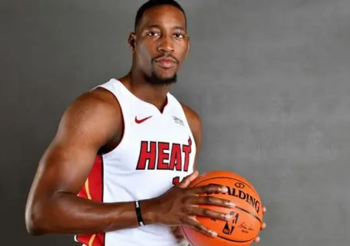 运动员|有哪些足球运动员，比起荣誉更加看重利益的呢？