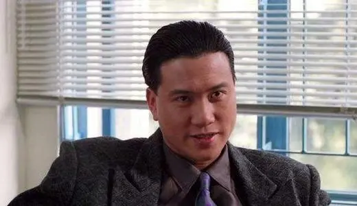 张天爱|63岁万梓良再收徒，拿钱打徒弟头惹争议，影坛能否再出一个林家栋