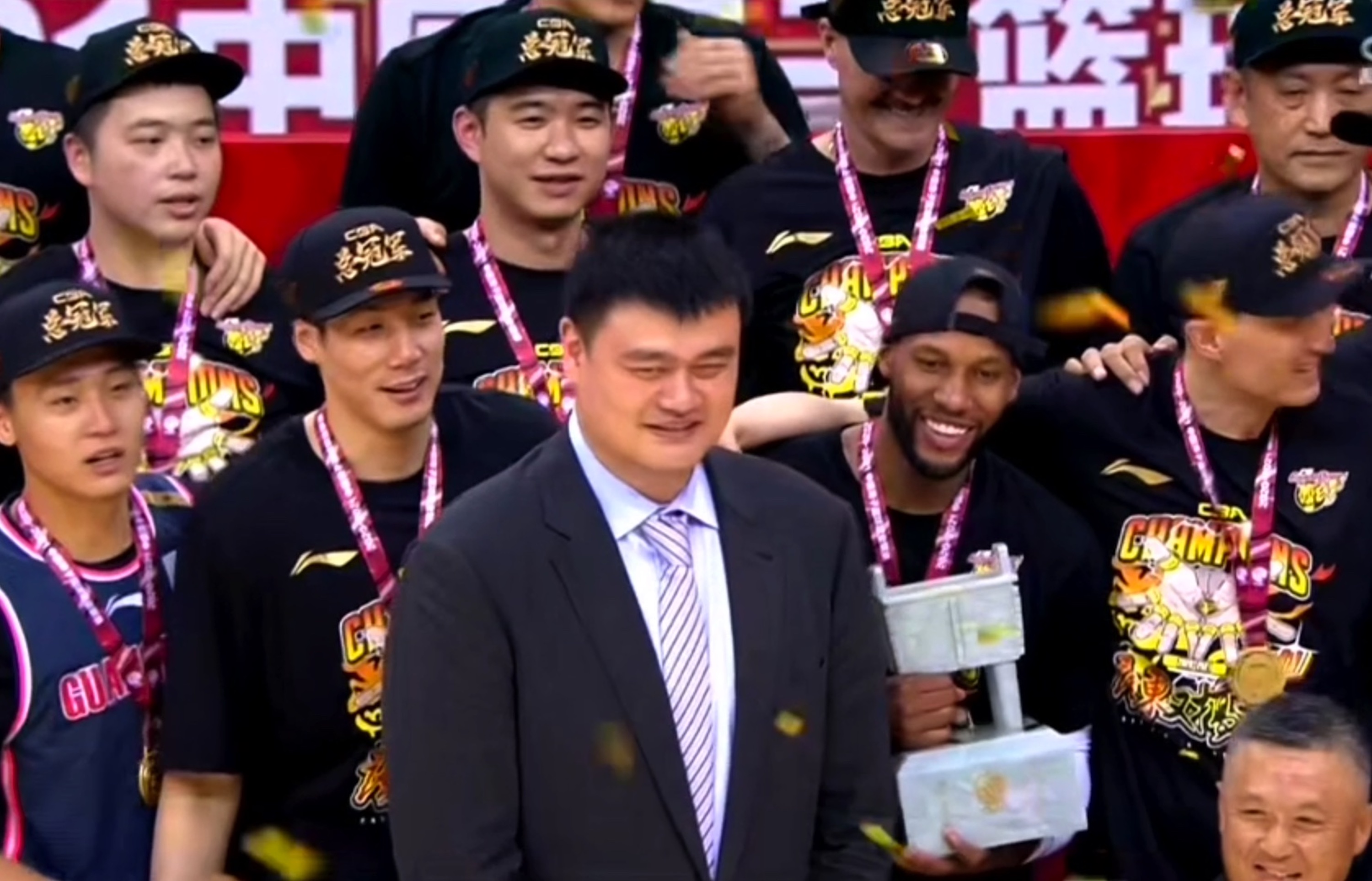 姚明|姚明颁奖典礼喜笑颜开，杨鸣微博被爆破，郭艾伦也没有“输”