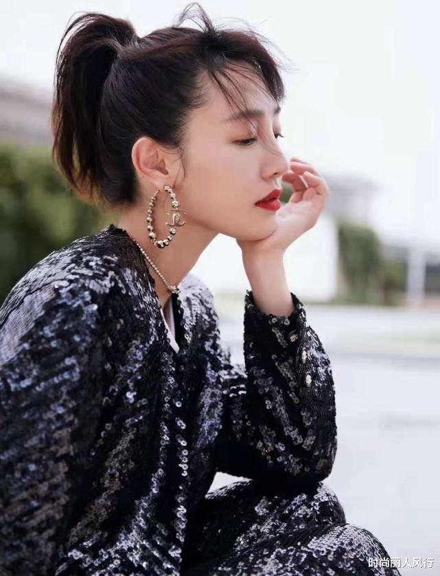 时尚丽人风行 白百何终于回来了！时隔两年出演音乐剧，穿裙子戴翅膀变可爱脸