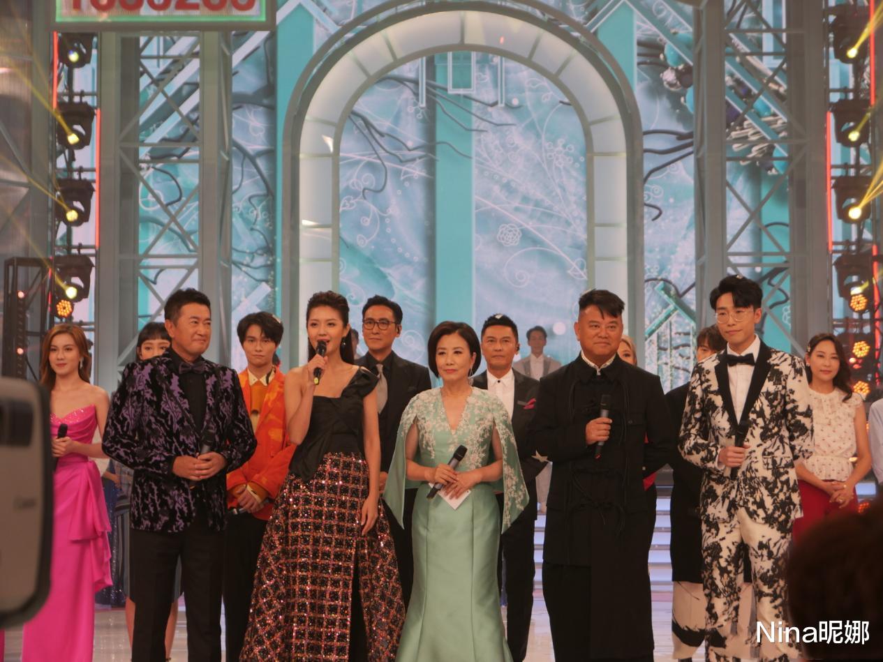 汪明荃|TVB老戏骨汪明荃逛菜市场无人识，穿衬衫戴帽子，熟练推小推车似社区大妈