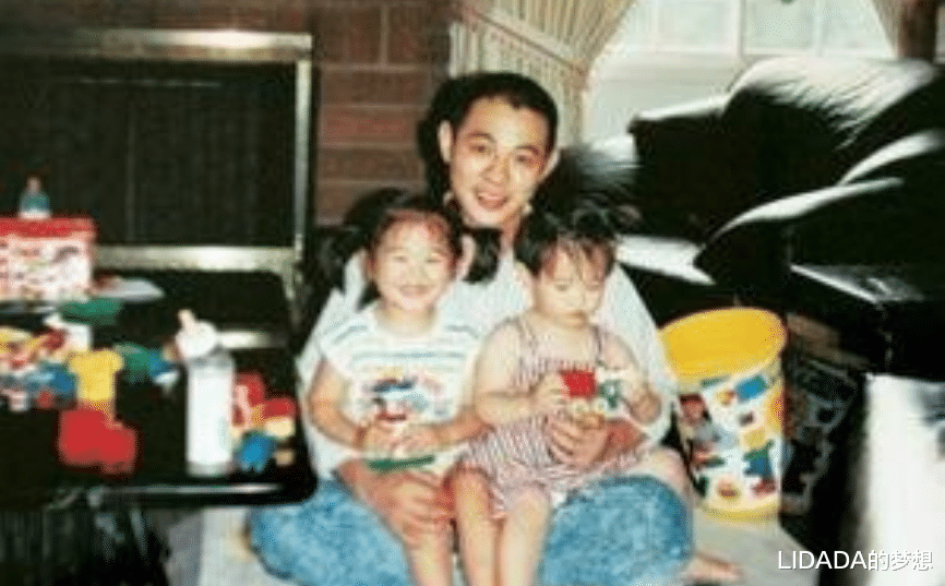 黄秋燕|黄秋燕：与李连杰结婚三年生下两女被离婚，如今这两个女儿怎样了