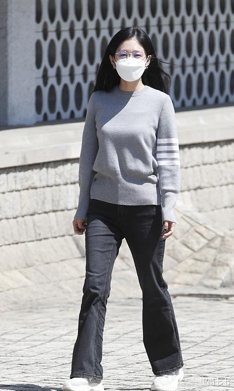 鸟叔|张娜拉上班被拍，留披肩发美甲却显叛逆，拎健身器材1尺6蛮腰抢镜