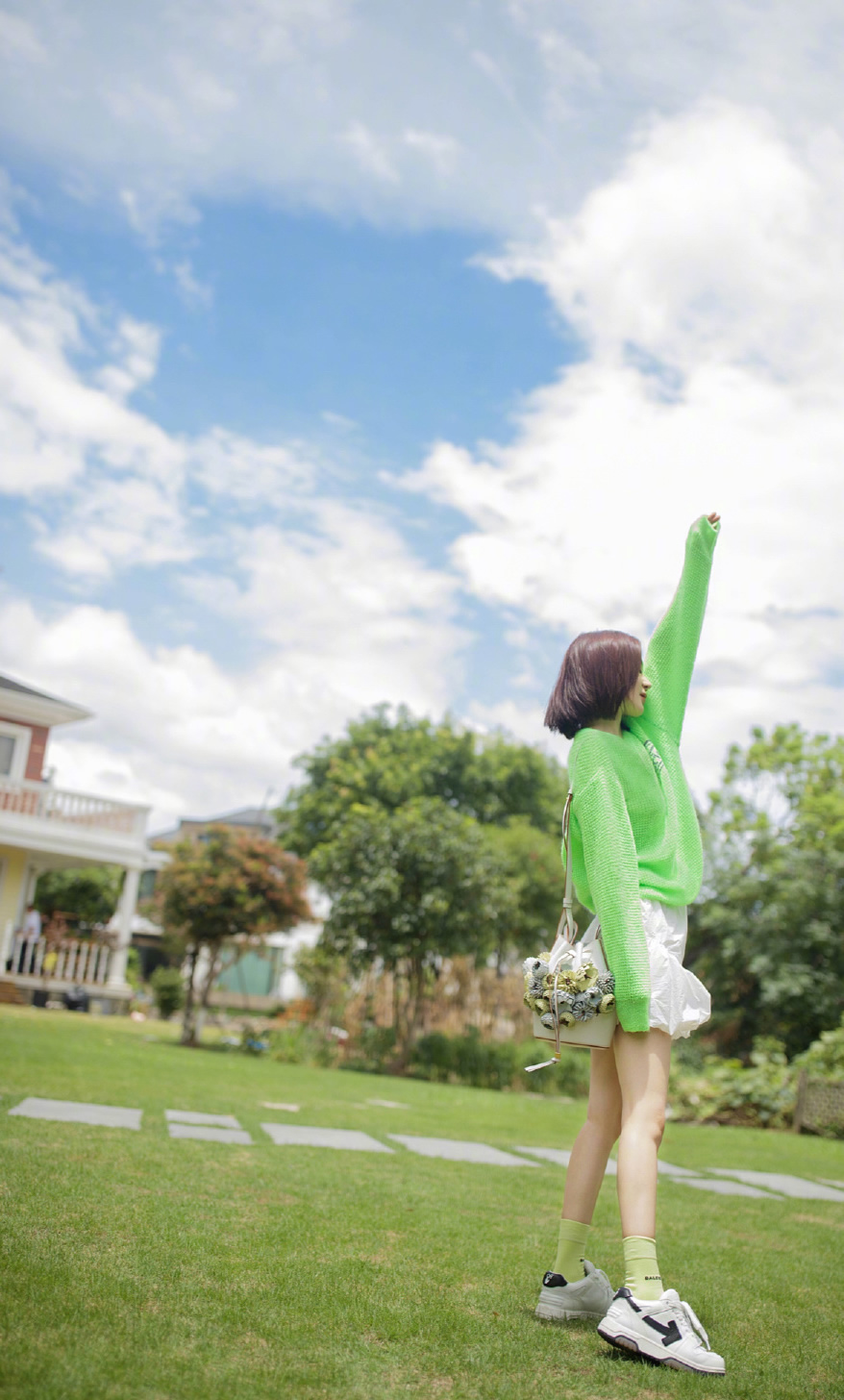 红珊瑚me|袁姗姗衣品真不错,穿白色露腰卫衣配牛仔短裤,简单又时髦