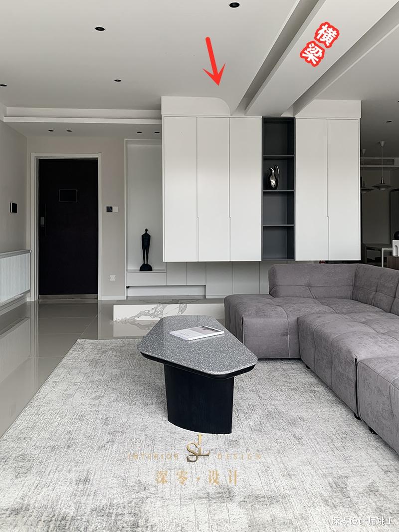 横梁即便不拆不砸，也能藏起来，个人建议第3种法子，省钱又美观