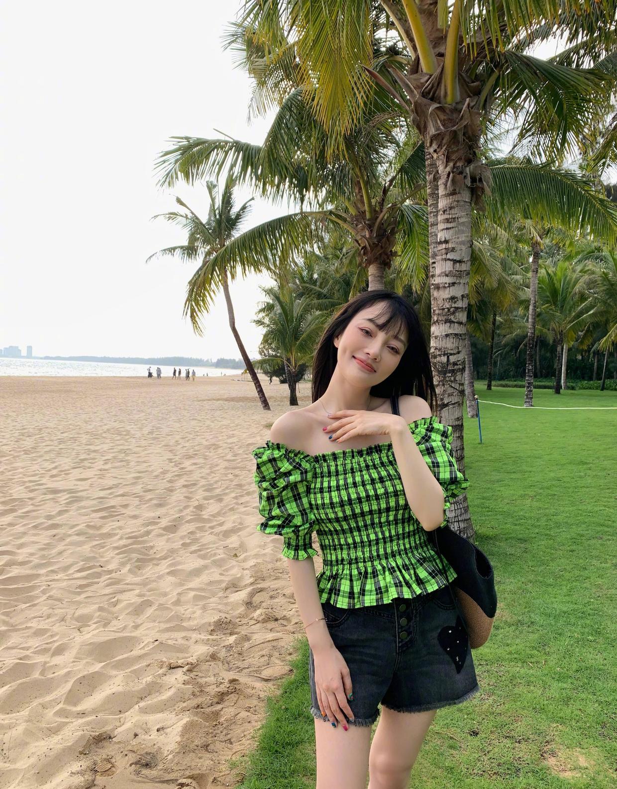 何有强|李小璐打扮真新潮，印花上衣配黑色吊带酷炫帅气，一点不像孩子妈