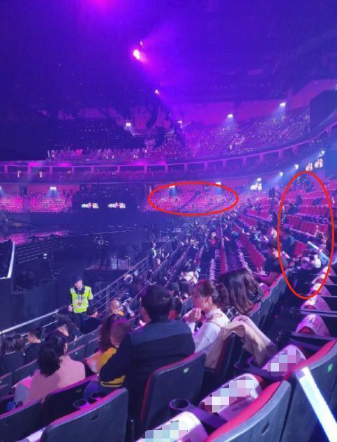 跨年|浙江跨年槽点多！放男星黑白照被批，用荧光棒充观众，主持人嘴瓢