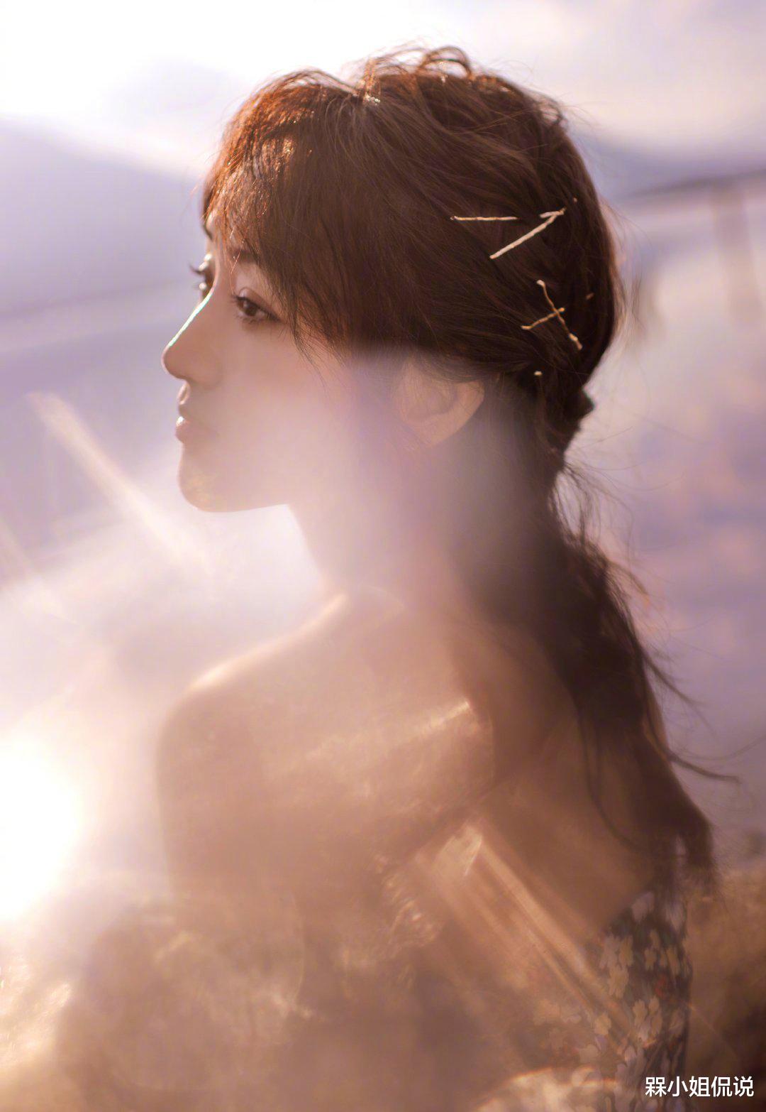 槑小姐侃说|杨钰莹还当自己是小姑娘呢？穿超短裙够洋气了，还扎麻花辫扮少女