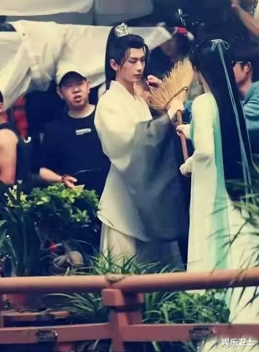 杨紫|杨紫进组《沉香如屑》,古装造型好美与成毅同框超搭配,直播时宛如水蜜桃