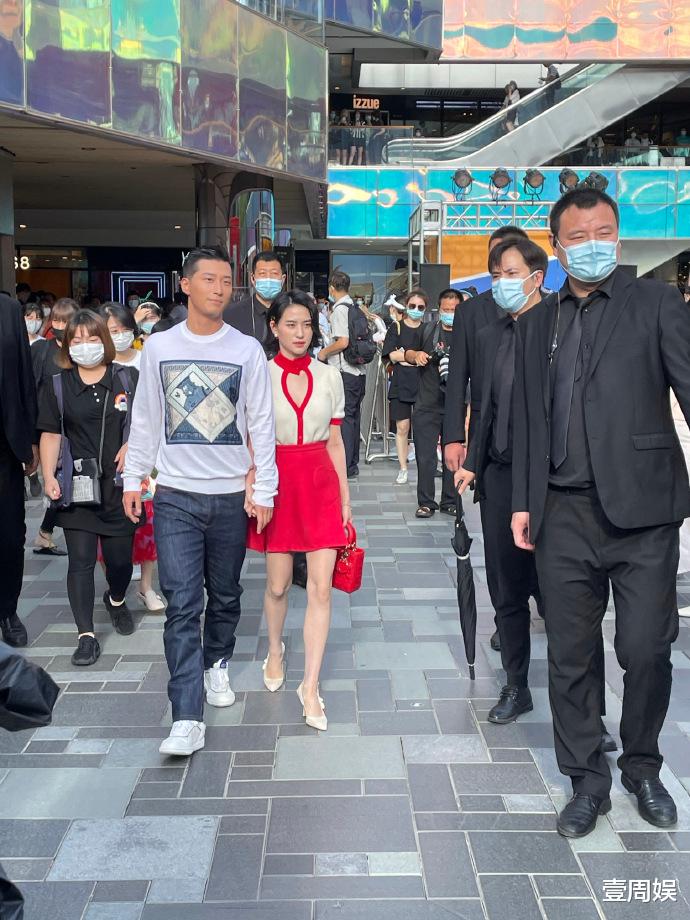 袁冰妍|窦骁何超莲现身活动捞金，两人手牵手秀恩爱，却不戴口罩！
