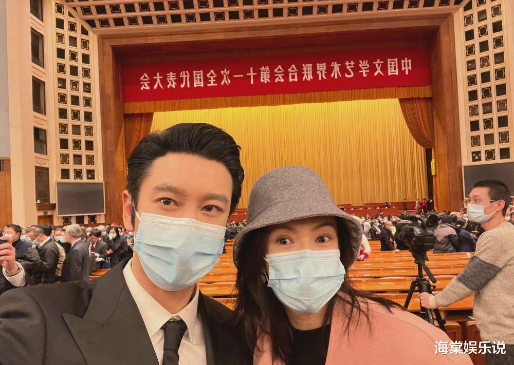 文代会|章子怡在文代会人气超高，被名嘴要签名，三金影后和佟丽娅成陪衬