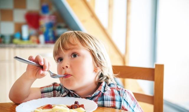 家有小甜椒儿|饭渣和饭神之间隔着一位追着喂饭的家长，让孩子自主进食真的难吗