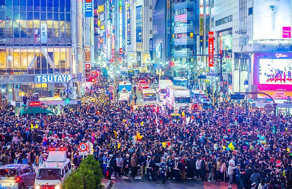 万圣节|日本万圣节不太平！男子cos“小丑”故意持刀伤人，多名女子被跟踪猥亵，当班警察：太乱了，真的累了！
