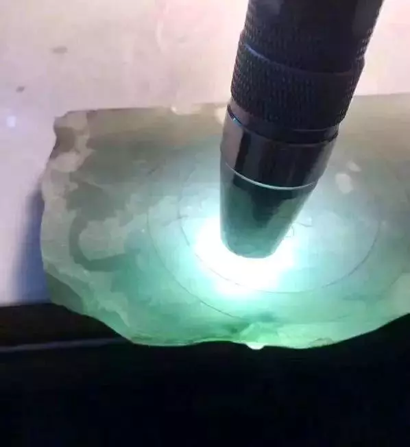 翡翠|一块满身是\胶\的翡翠原石，俊男八千拿下，切开后旁人眼都蓝了