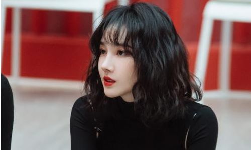 陈小纭|陈小纭回复网友评论被骂 公开拉踩杨幂是情商太低吗