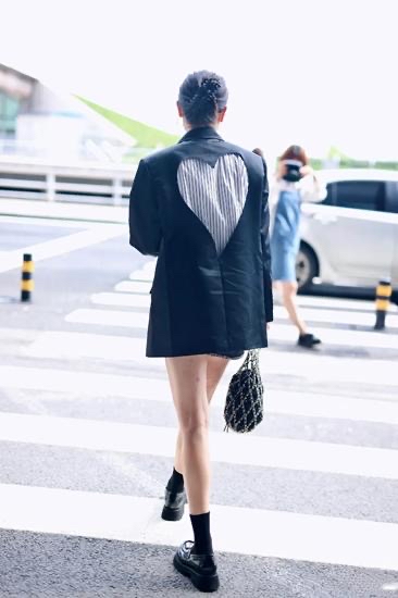 潮帮先生|宋佳低调走机场，穿皱巴巴西装没一点架子，素颜出镜气质也高级