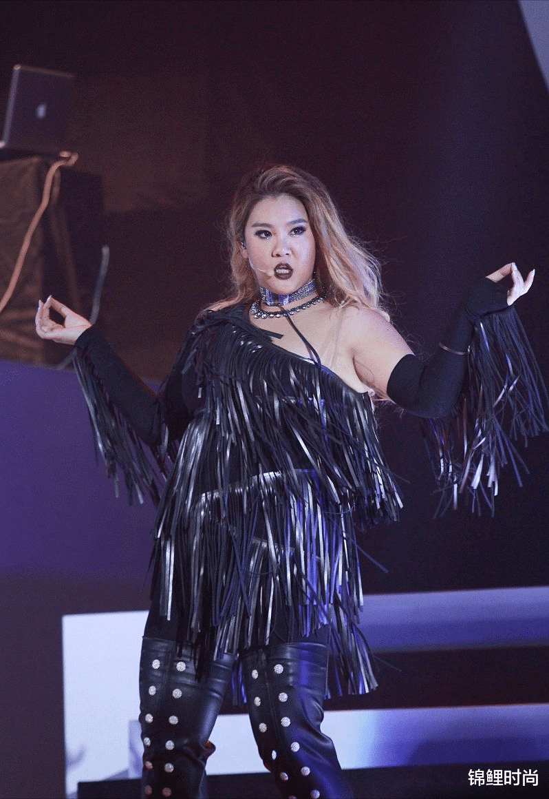 锦鲤时尚|郑欣宜美得自信又自然，穿露肩裙一点不遮掩，气质却显得很高级