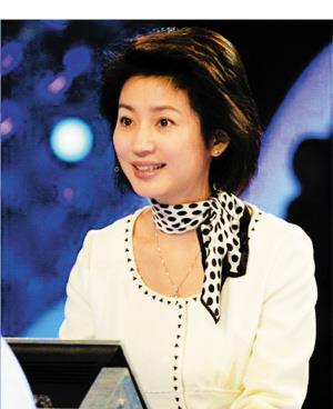 王小丫|王小丫28岁嫁入亿万豪门，不到5年被抛弃，如今53岁老成大妈