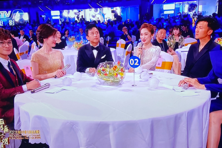 王菲|王菲谢霆锋同场亮相中秋晚会，小谢听女友名字毫无反应，表情有点僵