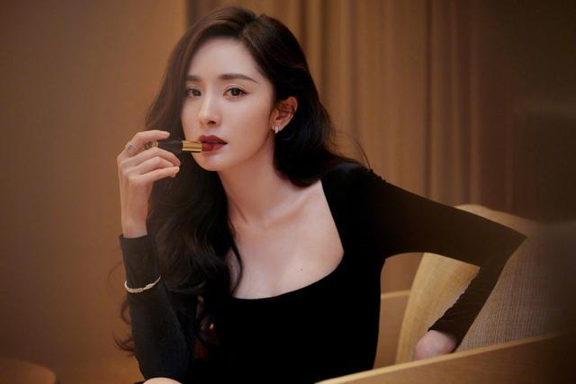 旗袍公馆 杨幂终于不“装嫩”,穿方领小黑裙成熟妩媚,长腿纤细成焦点