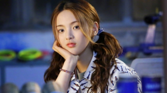 |杨超越：感觉是那种家里贫穷，家里教育跟不上，但幸运地成功了！