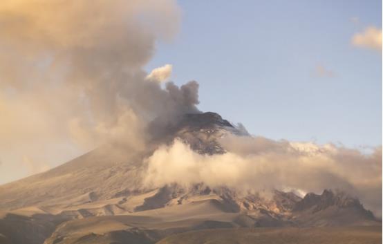 南美最活跃火山:附近小火山持续喷发,喷射火山灰高达5公里!