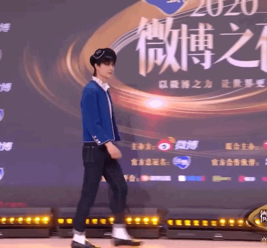 微博之夜|微博之夜明星造型与模特对比：热巴超越原版，王一博被嘲像门童