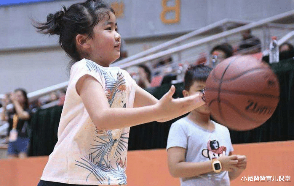 姚明|姚明女儿又长高了!一家三口现身迪拜,姚沁蕾身高再被热议